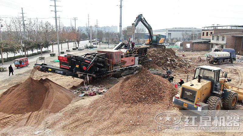 流动石料江南在线手机版（大中国区）粉碎建筑垃圾作业现场