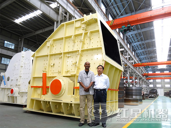 客户与红星反击式江南在线手机版（大中国区）合影留念