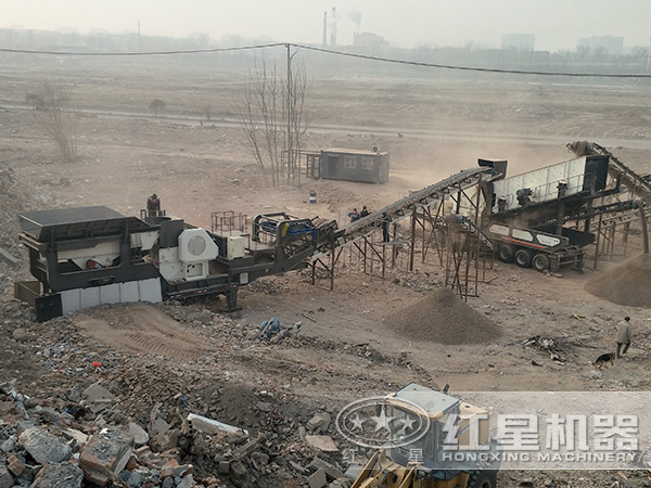建筑垃圾移动破碎站工作现场