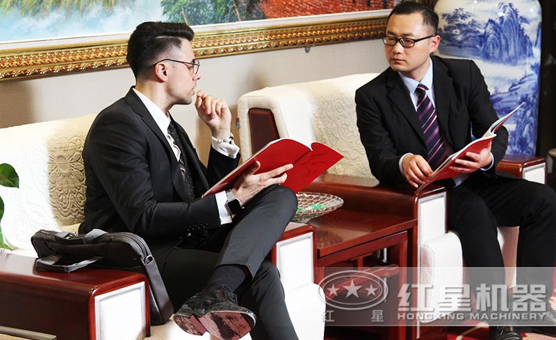 工作人员接待国外客户