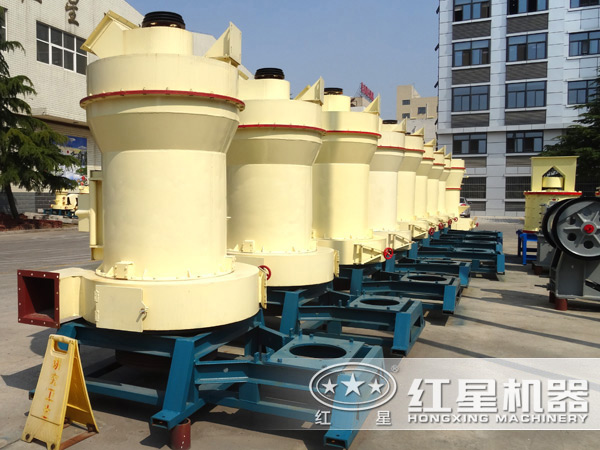 厂区萤石雷蒙磨粉机侧面