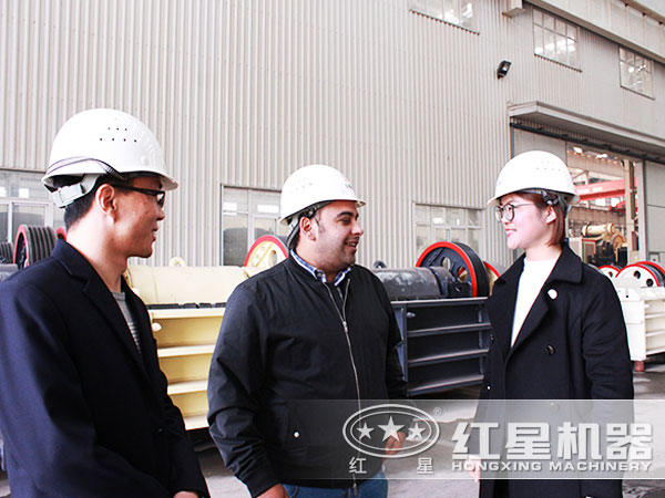 红星国际贸易部员工带用户参观厂区